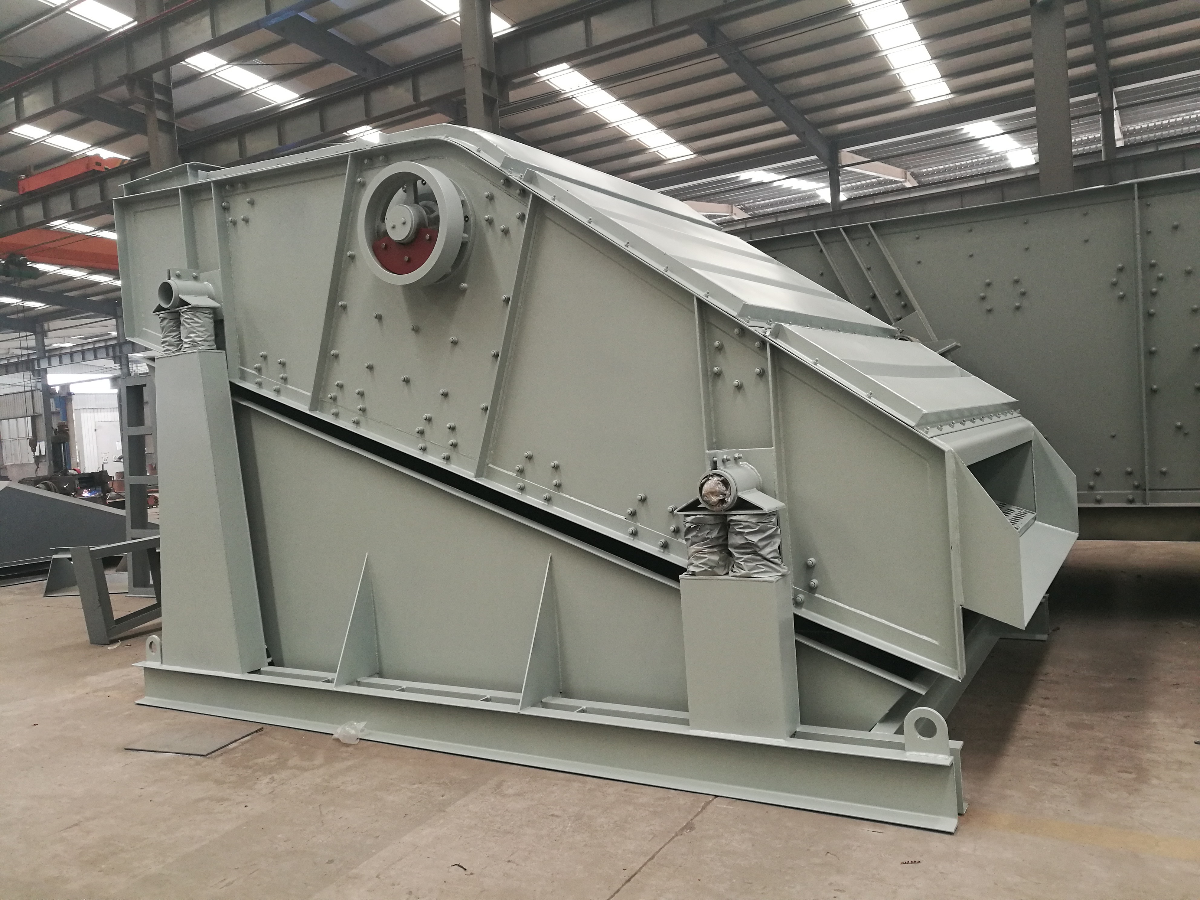 What are the key points to pay attention to in the daily operation of vibrating screens?